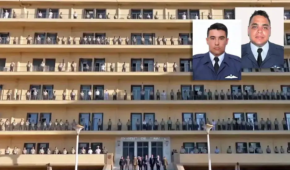 Συγκίνηση στο ΥΠΕΘΑ στην τελετή για τους δύο πιλότους - Το στρατιωτικό προσωπικό στάθηκε ακίνητο στα μπαλκόνια
