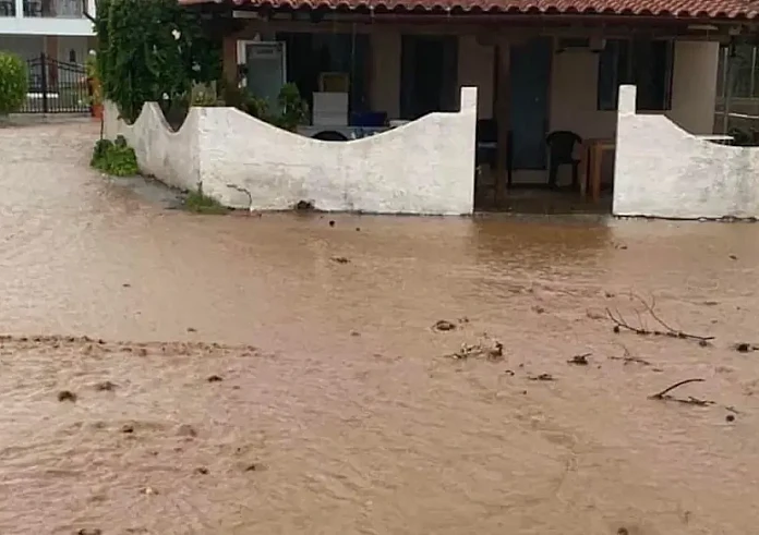Καταστροφές από την κακοκαιρία στην Εύβοια: Δρόμοι κόπηκαν στα δύο, πλημμύρισαν σπίτια
