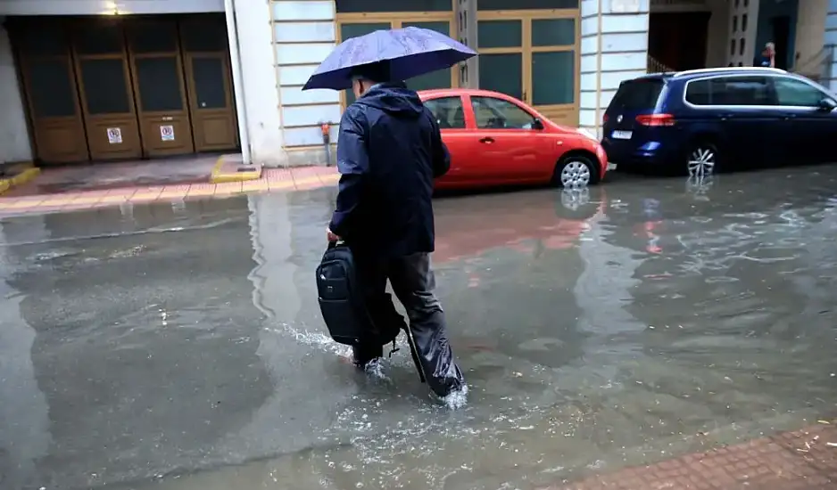 Καιρός: Επιδείνωση του καιρού από Κυριακή – «Προσοχή στους κεραυνούς» συστήνει ο μετεωρολόγος Τσατραφύλλια