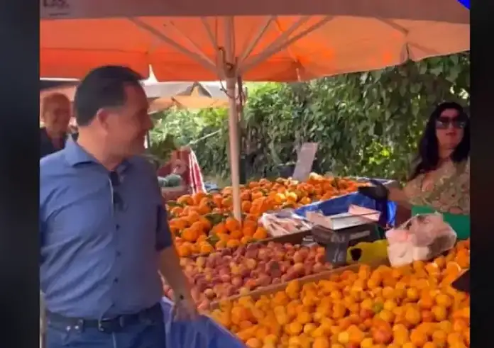 Επική υποδοχή πωλήτριας στον Άδωνι σε λαϊκή αγορά - Γεια σου μωρό μου αλανιάρη