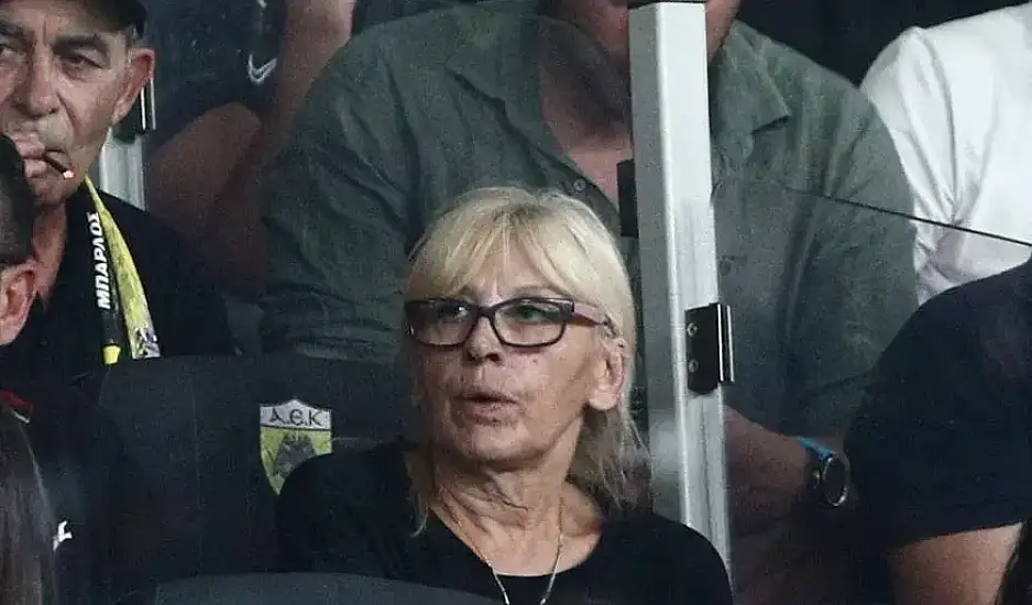 Συγκινητικές στιγμές στα αποδυτήρια της ΑΕΚ με τη μητέρα του Μιχάλη Κατσούρη - Λόγια καρδιάς από Μάνταλο, Αραούχο και Αλμέιδα