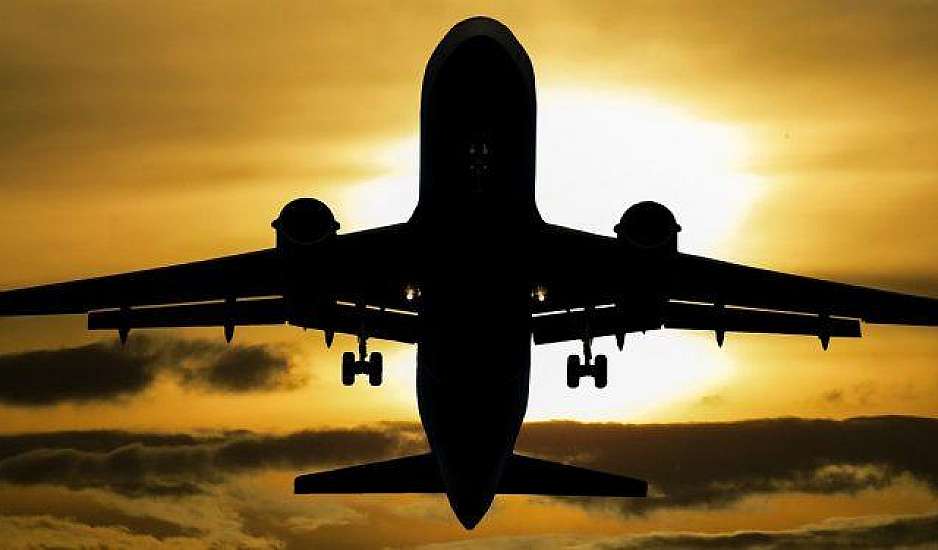 Χαμός σε πτήση προς Ηράκλειο: Δύο γυναίκες επιτέθηκαν σε επιβάτη και δάγκωσαν αστυνομικό