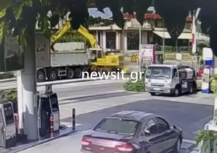 Αγρίνιο: Η στιγμή που ο εκσκαφέας χτυπά τον άτυχο 24χρονο εργάτη