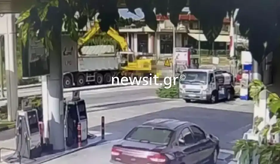 Αγρίνιο: Η στιγμή που ο εκσκαφέας χτυπά τον άτυχο 24χρονο εργάτη