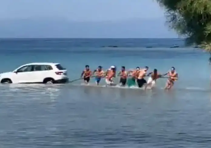 Αίγινα: Λουόμενοι έκαναν ανθρώπινη αλυσίδα για να βγάλουν τζιπ από την θάλασσα