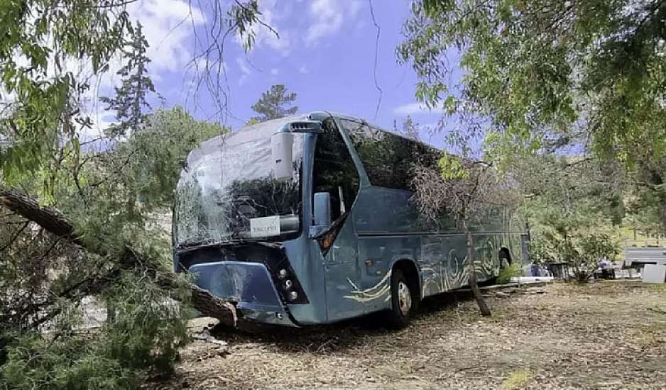 Αίγινα: Στο Παίδων "Αγία Σοφία" οι τρεις μαθήτριες - Εγκλωβίστηκαν ανάμεσα σε 2 πούλμαν