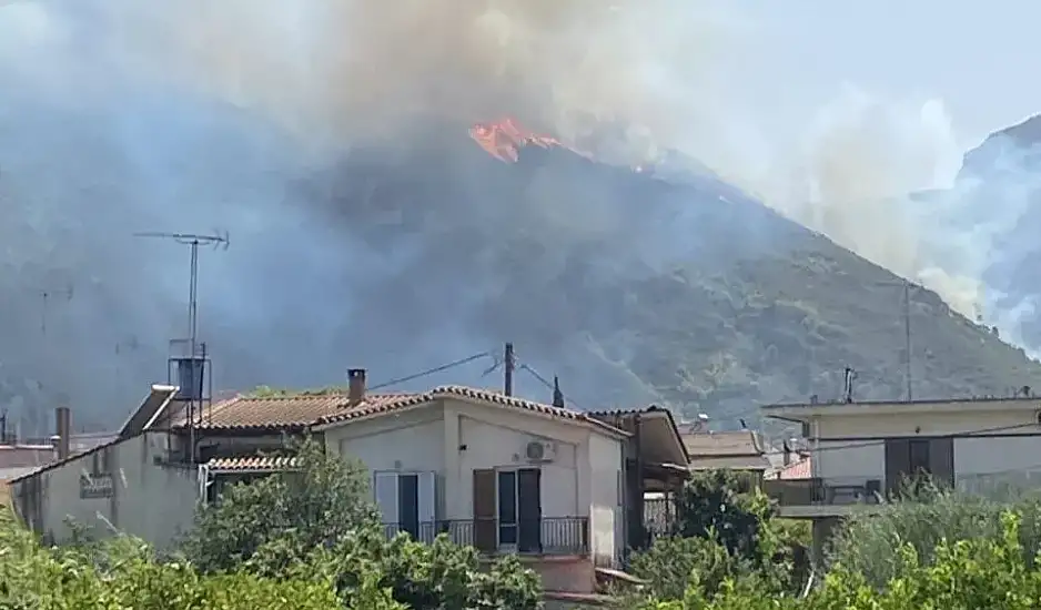 Φωτιά στο Αίγιο: Κοντά σε σπίτια οι φλόγες - Μήνυμα 112 για εκκένωση οικισμού