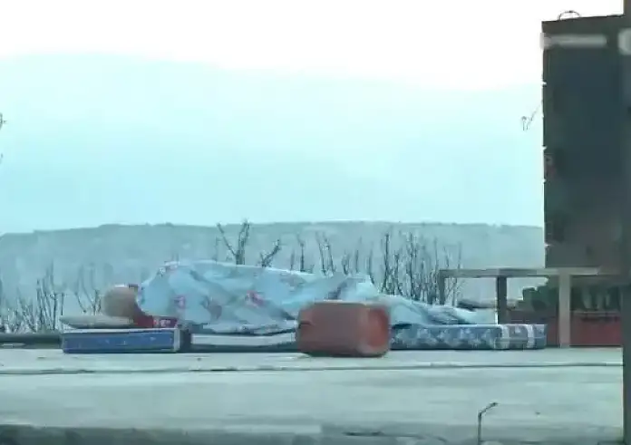 Συγκλονιστική εικόνα από τη φωτιά στη Μάνδρα: Άνθρωπος κοιμάται πάνω στο καμένο του σπίτι