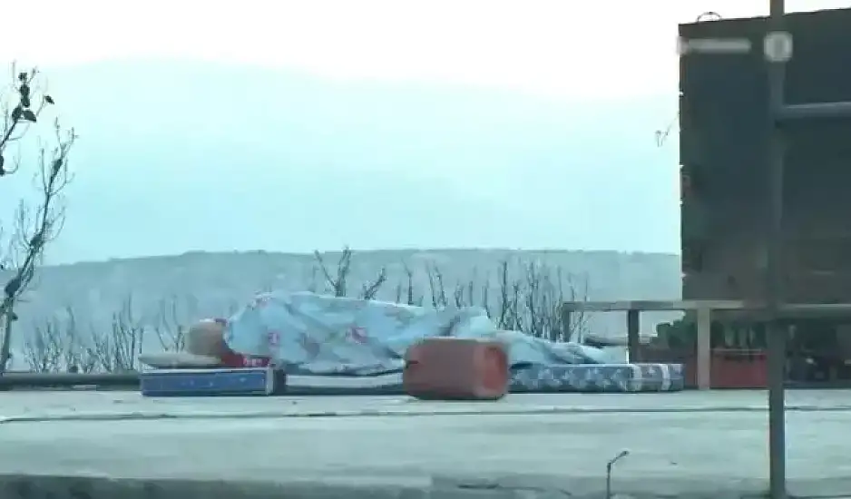 Συγκλονιστική εικόνα από τη φωτιά στη Μάνδρα: Άνθρωπος κοιμάται πάνω στο καμένο του σπίτι