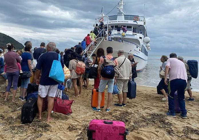 Κακοκαιρία: Απεγκλωβισμός, διά θαλάσσης, δεκάδων τουριστών στο νότιο Πήλιο - Σε εξέλιξη άλλη επιχείρηση στον Πλατανιά