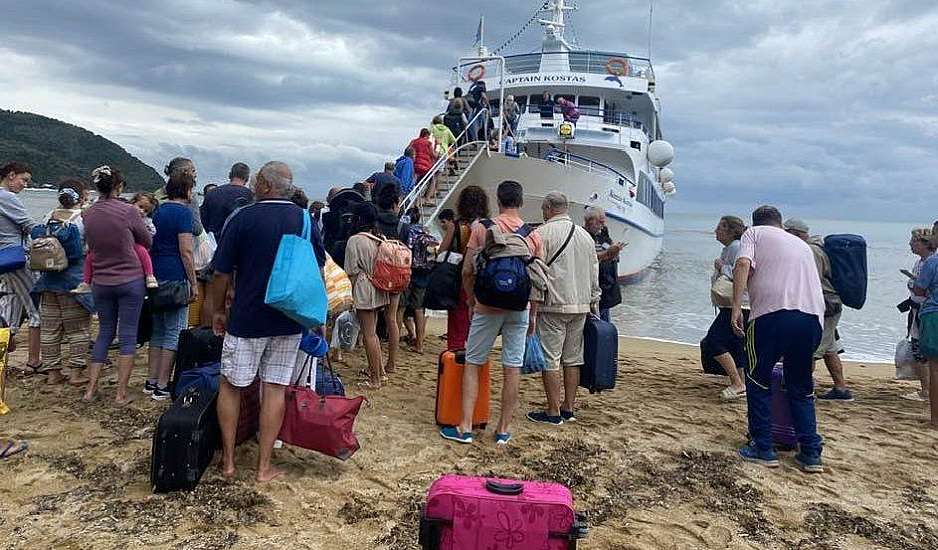 Κακοκαιρία: Απεγκλωβισμός, διά θαλάσσης, δεκάδων τουριστών στο νότιο Πήλιο - Σε εξέλιξη άλλη επιχείρηση στον Πλατανιά