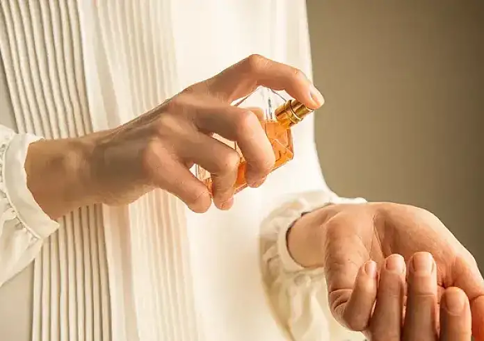 Θέλεις το άρωμά σου να διαρκεί περισσότερο; Δες ποιο είναι το μυστικό σύμφωνα με ειδικούς