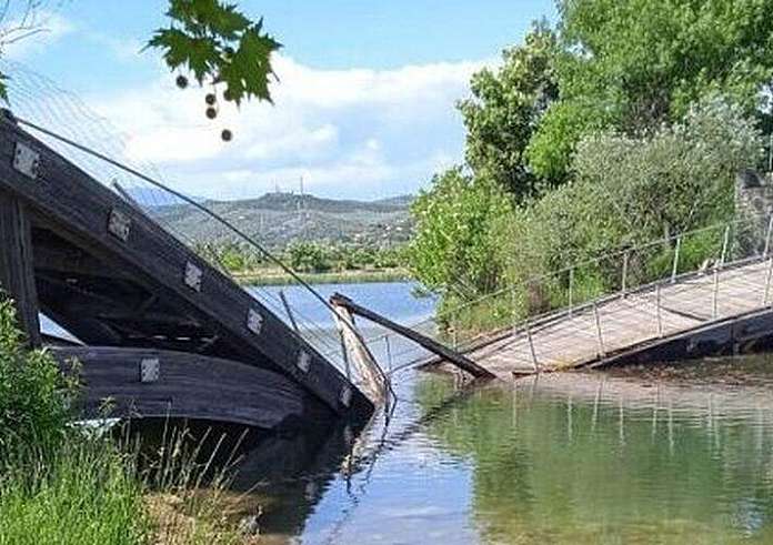 Άρτα: Κατέρρευσε ξύλινη γέφυρα σε πάρκο που επισκέπτονται εκατοντάδες πολίτες