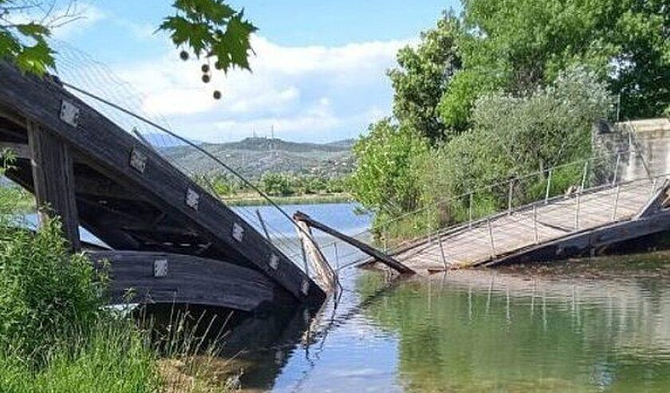 Άρτα: Κατέρρευσε ξύλινη γέφυρα σε πάρκο που επισκέπτονται εκατοντάδες πολίτες