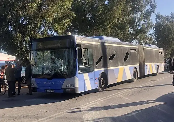 Πανικός σε λεωφορείο στην Αρτέμιδα: Άνδρας σε κατάσταση αμόκ έσπαγε τζάμια και φώναζε θα σας σκοτώσω όλους