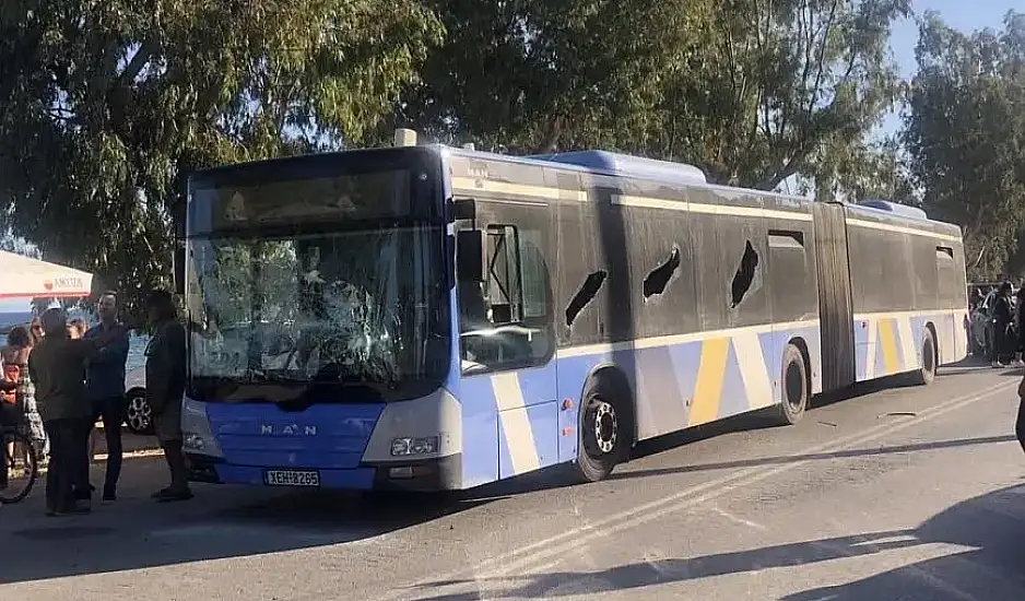 Πανικός σε λεωφορείο στην Αρτέμιδα: Άνδρας σε κατάσταση αμόκ έσπαγε τζάμια και φώναζε θα σας σκοτώσω όλους