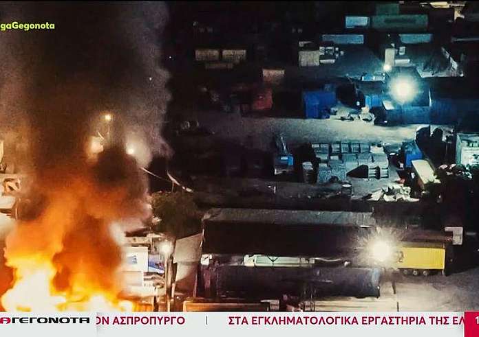 Ασπρόπυργος: Ανεξέλεγκτη η κατάσταση στον πόλεμο της νύχτας – Πυρπόληση δυο φορτηγών