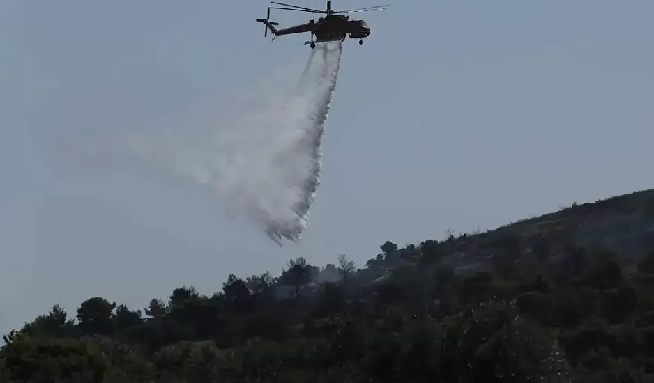 Ασπρόπυργος: Δύο φωτιές ταυτόχρονα – Σε εργοστάσιο και χαμηλή βλάστηση οι φλόγες