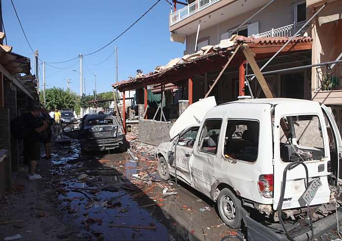 Ασπρόπυργος: Βομβαρδισμένο τοπίο η οδός Ειρήνης μετά την έκρηξη – Κατεστραμμένα σπίτια και αυτοκίνητα
