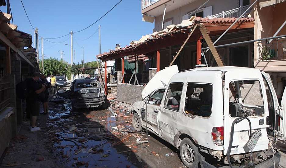 Ασπρόπυργος: Βομβαρδισμένο τοπίο η οδός Ειρήνης μετά την έκρηξη – Κατεστραμμένα σπίτια και αυτοκίνητα