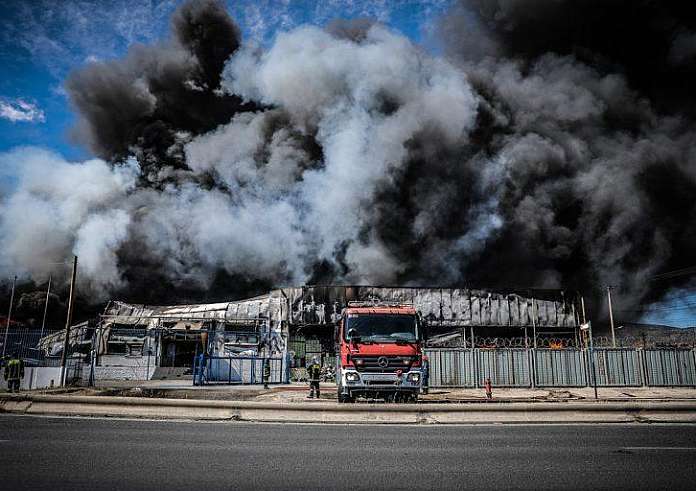 Ασπρόπυργος: Στις φλόγες η βιομηχανική περιοχή - Κλειστή η Αττική οδός, ακούγονται εκρήξεις