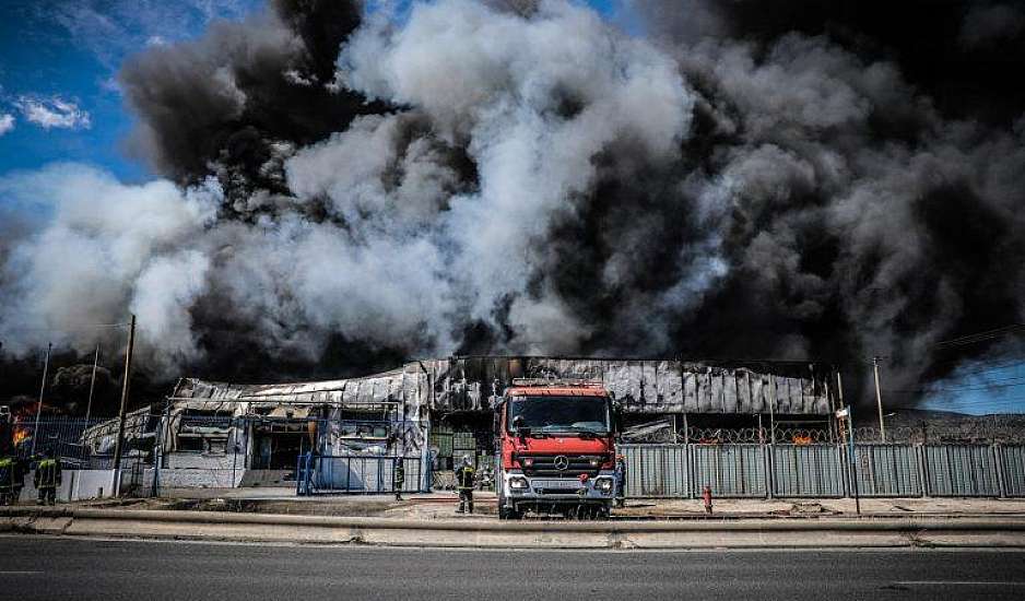 Ασπρόπυργος: Στις φλόγες η βιομηχανική περιοχή - Κλειστή η Αττική οδός, ακούγονται εκρήξεις