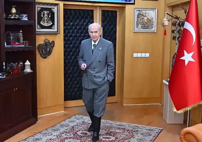 Τουρκία: Προκαλεί ο Μπαχτσελί ντυμένος Κεμάλ και δηλώνει - «Η Κύπρος είναι τουρκική»