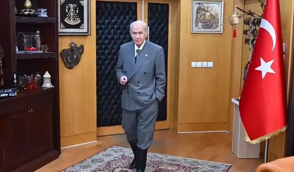 Τουρκία: Προκαλεί ο Μπαχτσελί ντυμένος Κεμάλ και δηλώνει - «Η Κύπρος είναι τουρκική»
