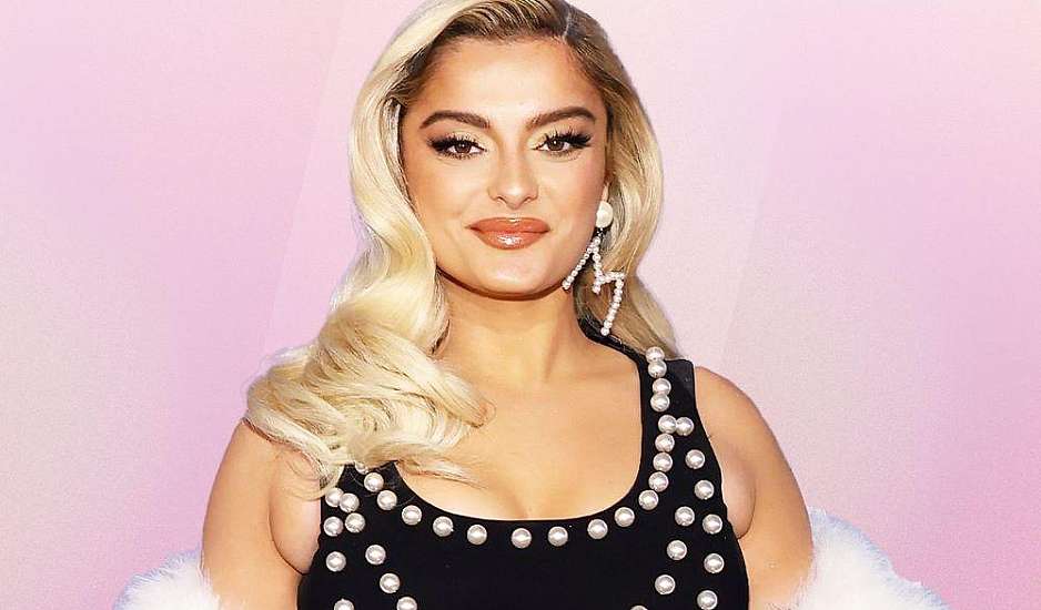 Bebe Rexha: Θεατής της πέταξε τηλέφωνο στο κεφάλι σε συναυλία της
