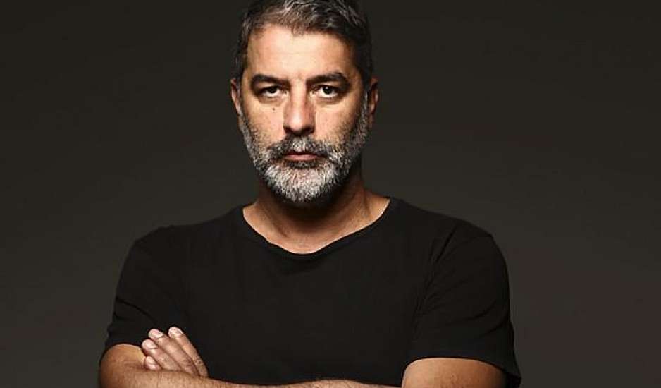 Στην Τροχαία ο Βασίλης Μπισμπίκης – Προκάλεσε φθορές σε 10 σταθμευμένα αυτοκίνητα