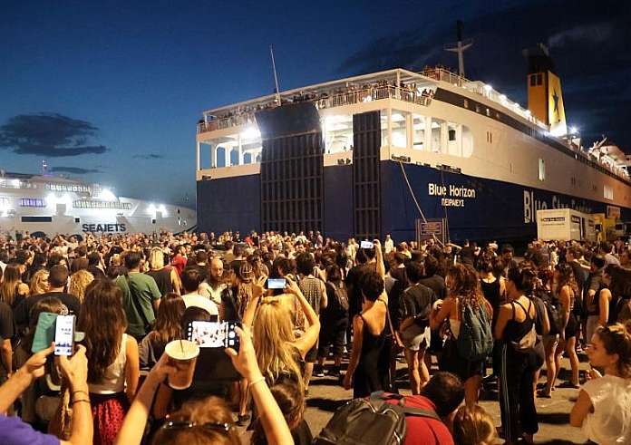 Blue Horizon: Συνομιλία καπετάνιου με πλήρωμα - "Μπείτε μέσα! Σας βλέπουν και εκνευρίζονται"