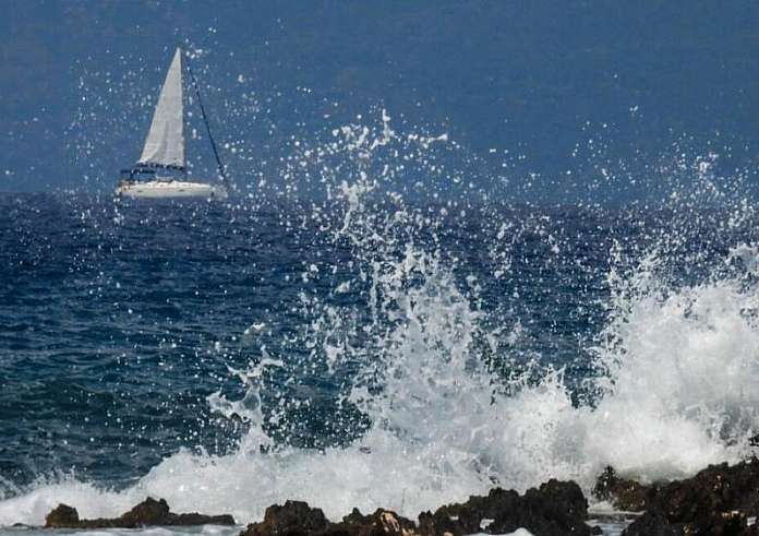 Σαντορίνη: Στον αέρα τροχόσπιτο από τους θυελλώδεις ανέμους