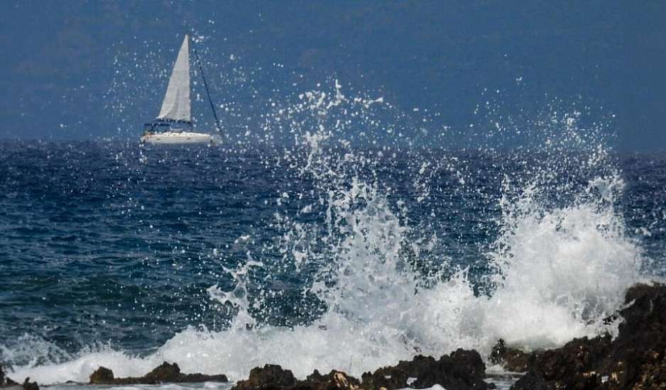 Σαντορίνη: Στον αέρα τροχόσπιτο από τους θυελλώδεις ανέμους