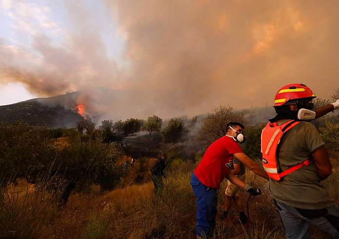 Δύσκολη η κατάσταση στη Βοιωτία - Μάχη να μην περάσει η πυρκαγιά στο ελατόδασος του Ελικώνα