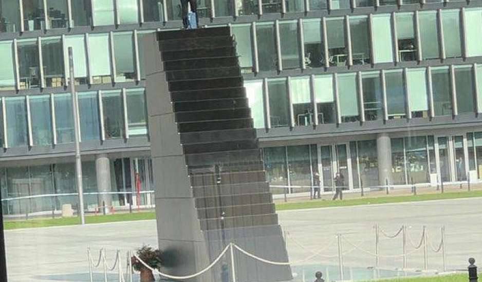 Πολωνία: Άνδρας απειλεί να πυροδοτήσει βόμβα σε πλατεία της Βαρσοβίας