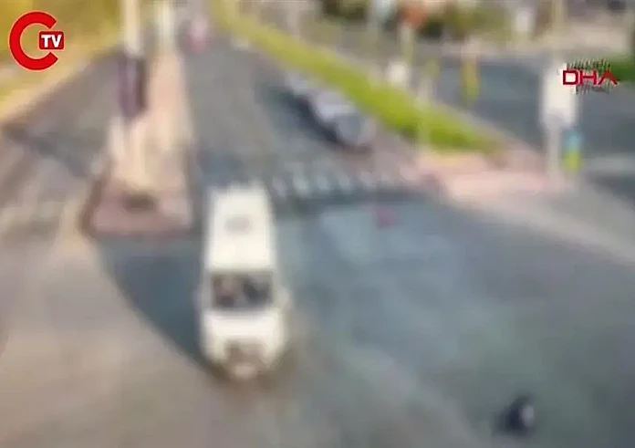 Νεκρός 17χρονος που χτυπήθηκε από αυτοκίνητο και λεωφορείο - Σοκαριστικό βίντεο