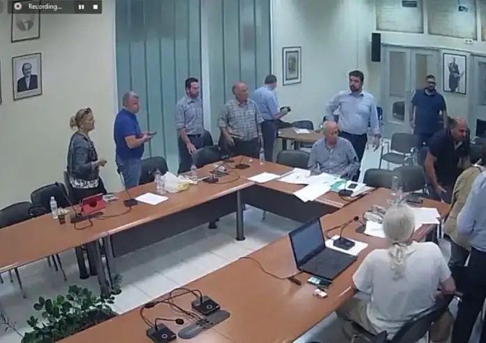 Χίος: Δημοτικός σύμβουλος κατέρρευσε την ώρα της συνεδρίασης – Δεν υπήρχε ασθενοφόρο
