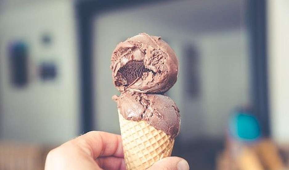 Σπιτική συνταγή για παγωτό σοκολάτας με μόνο τρία υλικά