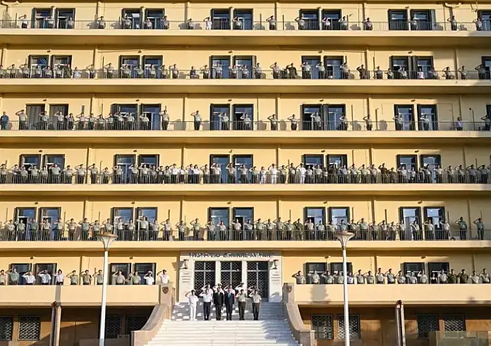 Συγκινητικές στιγμές στην τελετή απόδοσης τιμής στους νεκρούς στη Λιβύη παρουσία Δένδια