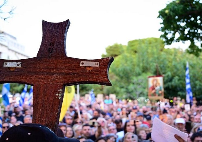 Νέες Ταυτότητες: Θεωρίες συνωμοσίας και διαδηλώσεις με σταυρούς και εικόνες στα χέρια