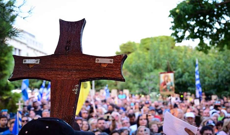 Νέες Ταυτότητες: Θεωρίες συνωμοσίας και διαδηλώσεις με σταυρούς και εικόνες στα χέρια