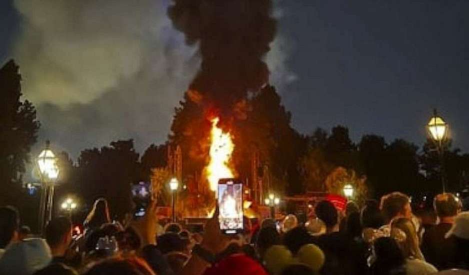 ΗΠΑ: Στις φλόγες ο γιγάντιος δράκος της Disneyland κατά τη διάρκεια σόου