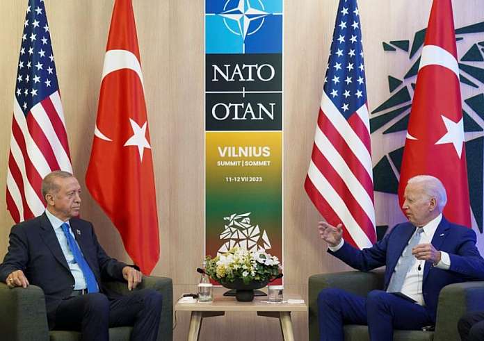 Σύνοδος ΝΑΤΟ: Θερμή συνομιλία Μπάιντεν - Ερντογάν