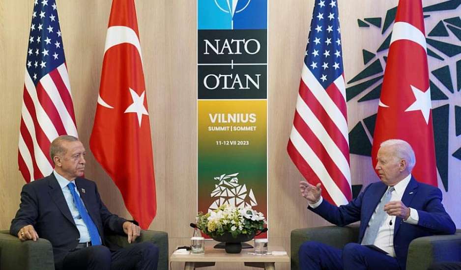 Σύνοδος ΝΑΤΟ: Θερμή συνομιλία Μπάιντεν - Ερντογάν