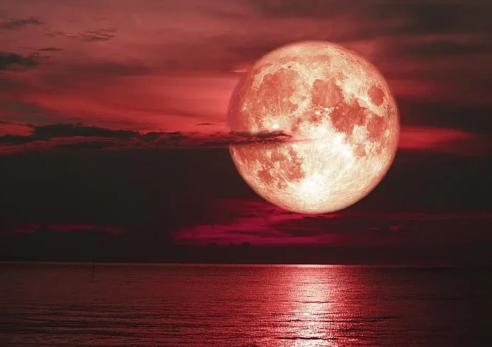 Φεγγάρι της Φράουλας: Εντυπωσιακές εικόνες από την πρώτη Πανσέληνο του καλοκαιριού
