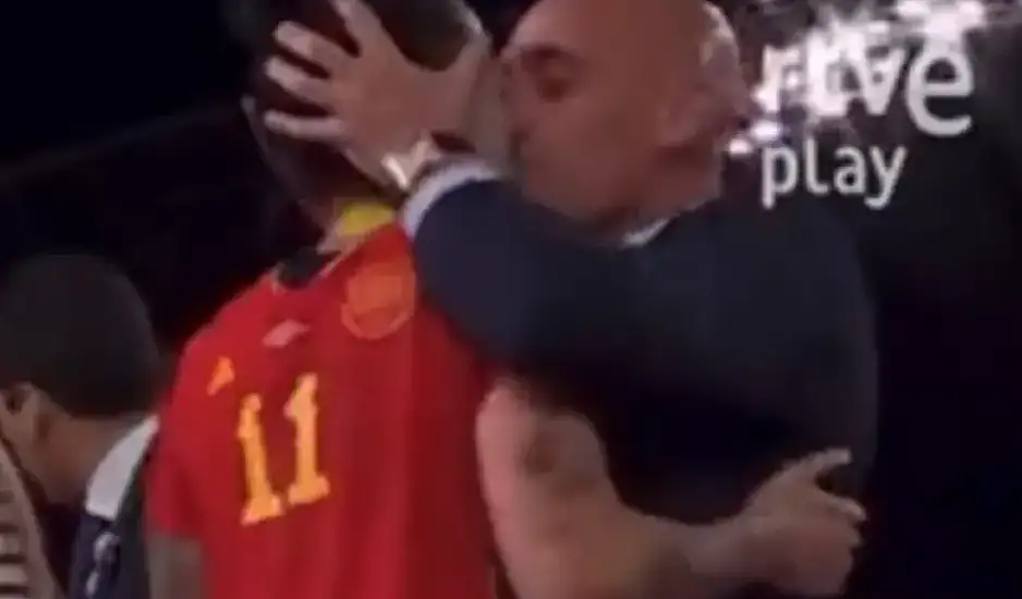 Μουντιάλ γυναικών: Σάλος με τον πρόεδρο της ισπανικής ομοσπονδίας - Φίλησε στο στόμα παίκτρια, στην απονομή