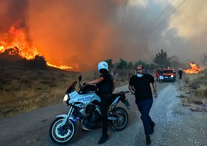 Μαίνεται η φωτιά στην Πάρνηθα: Κοντά στα σπίτια οι φλόγες - Αγωνία να μην φτάσει στον Εθνικό Δρυμό