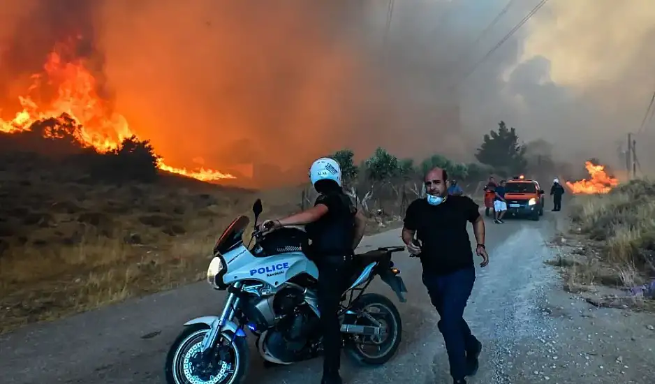 Μαίνεται η φωτιά στην Πάρνηθα: Κοντά στα σπίτια οι φλόγες - Αγωνία να μην φτάσει στον Εθνικό Δρυμό