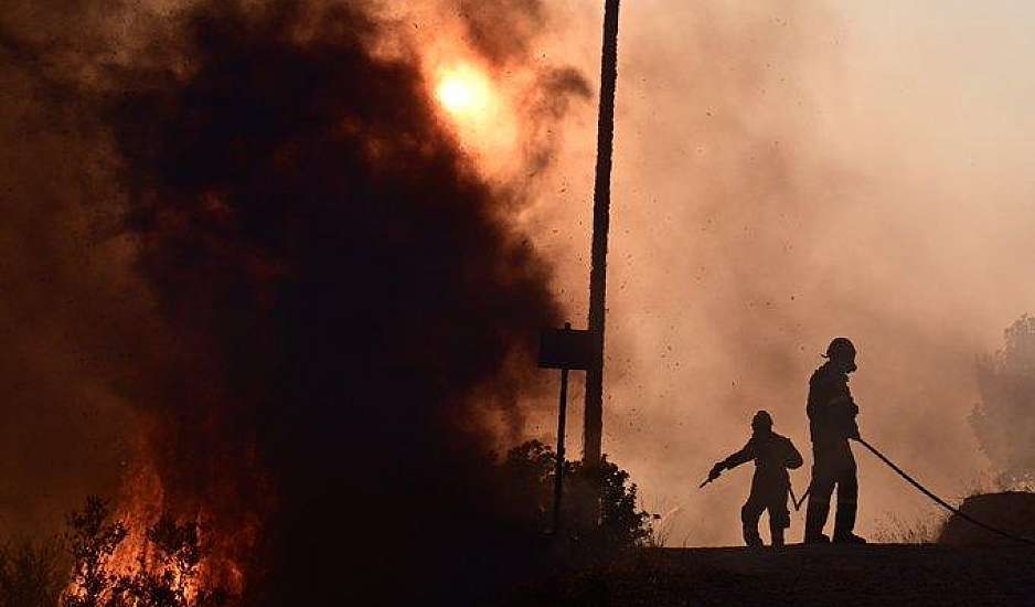 Δύσκολη η φωτιά στα Δερβενοχώρια, κινείται προς Μαγούλα - Πύρινα μέτωπα σε Λουτράκι και Σαρωνίδα
