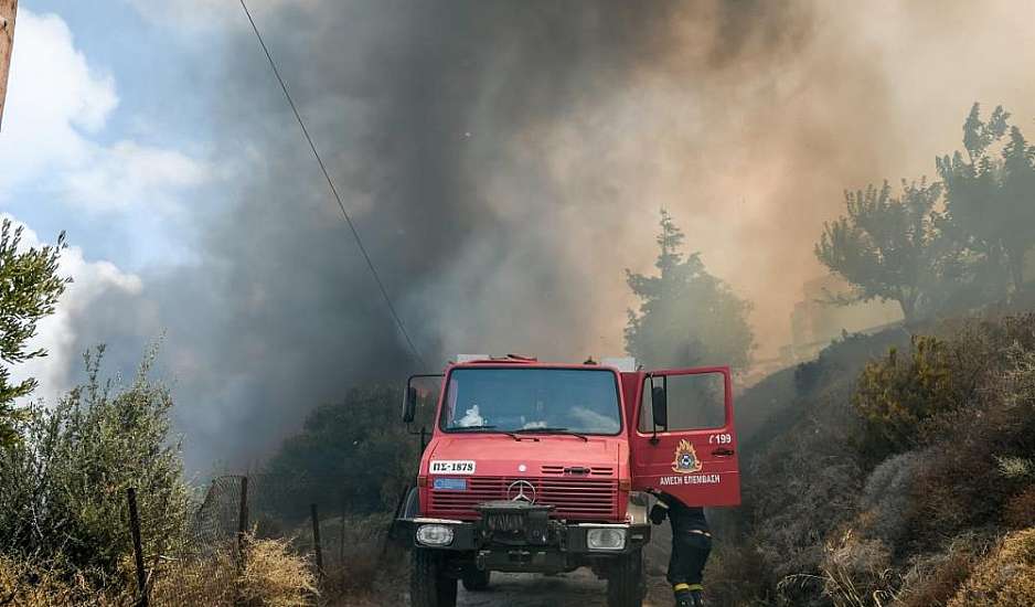 Φωτιά στην Κάρυστο - Καίγεται δάσος σε δύσβατη περιοχή